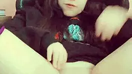 可爱娇小18+饥渴少女哈娜·莉莉独奏挑逗她紧致处女阴道。