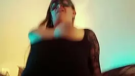 Al cornudo le gusta ver su tetona latina cabalgar duro