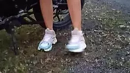 enseñando sus tetas y coño en publico