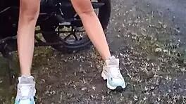 enseñando sus tetas y coño en publico