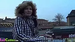 Mallcuties展示捷克业余爱好者在街上干