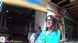 Mallcuties展示捷克业余爱好者在街上干