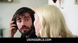 大胸金发18+少女免费给男友用