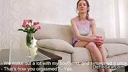 我不敢相信我在摸我的紧致处女小缝