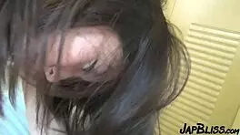 我不敢相信我害羞的日本第一次被老男人操