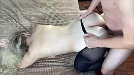 金发妞后入撕丝袜狂插