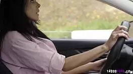 Reagan Foxx在亲密会议中指导女朋友们