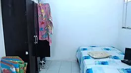 我们说服我妹妹拍写真，但老公用鸡巴摩擦她的脚。事情迅速失控。