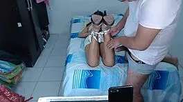 我们说服我妹妹拍写真，但老公用鸡巴摩擦她的脚。事情迅速失控。