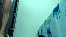 我们说服我妹妹拍写真，但老公用鸡巴摩擦她的脚。事情迅速失控。