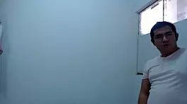 我们说服我妹妹拍写真，但老公用鸡巴摩擦她的脚。事情迅速失控。