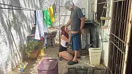 El culo de mi hermosa hijastra de 18 años lavando la ropa?