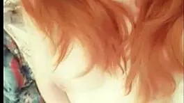 惊人的旅行后高潮！红发湿逼和大屁股驱动狂野自慰！