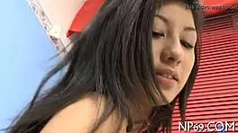 娇小少女吸吮并骑乘巨大硬鸡巴在紧致阴道动作中