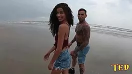 Just arrived in Mongaguá - SP, and this teen started wild beach fun with the crew - Manoella Fernandes, Jhonny Gab, Joao O Safado
