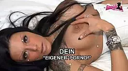 sklandal - deutsche schlampe masturbiert mit einer stinkenden bifi salami