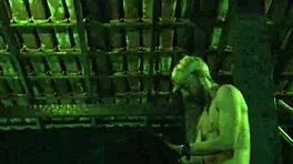 黑人18+少女跪下臣服口交和乳交