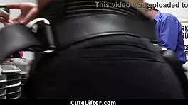 嘿，保安叫同事惩罚偷窃的18岁女孩在车库里！😜