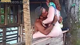 Trio na beira do rio fudendo gostoso e no final gozei na bucetas das duas