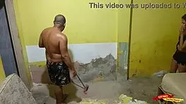 SEDUZIR O PEDREIRO QUE MEU MARIDO CONTRATOU PARA FAZER A OBRA AQUI DE CASA ATÉ ELE ME COMER!