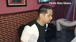 quase meu marido me pegou dando para meu vizinho