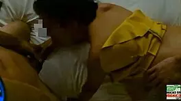 吸完鸡巴后，她渴望那弯曲鸡巴羞辱