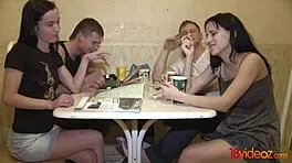 度假前狂野性派对：Jane、Candy和Paige的4P性爱