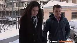 卷发18+少女在粗暴性爱后满嘴精液