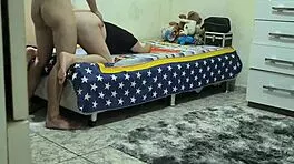 descobri que meu padrasto fodia minha meia-irmã com suas tetas grandes e bunda gorda