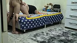 descobri que meu padrasto fodia minha meia-irmã com suas tetas grandes e bunda gorda