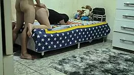 descobri que meu padrasto fodia minha meia-irmã com suas tetas grandes e bunda gorda