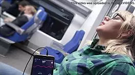 遥控器在公共火车上触发我的强烈高潮