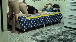 descobri que meu padrasto fodia minha meia-irmã com suas tetas grandes e bunda gorda