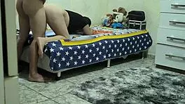 descobri que meu padrasto fodia minha meia-irmã com suas tetas grandes e bunda gorda