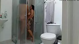 me follo a mi vecina morena en la ducha de medellín colombia