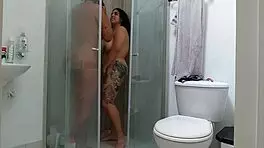 me follo a mi vecina morena en la ducha de medellín colombia