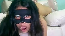 mi amigo me tortura con un dildo gigante y monstruoso en la habitacion