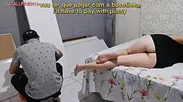 Amadora Seduces Worker and Pays for Service with Hot Blowjob in Shop