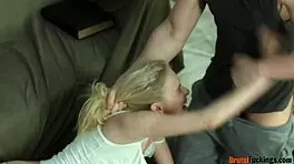 青少年新人被猛烈支配。深喉和粗暴骑乘狂野后入性爱。