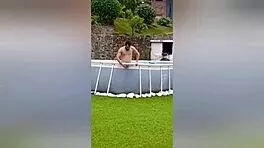 Mi vecina me estaba grabando mientras yo estaba desnudo en mi finca as� que me la llev� a adentro de la casa y me foll� su co�o y la dej� llena de semen