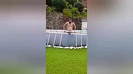 Mi vecina me estaba grabando mientras yo estaba desnudo en mi finca as� que me la llev� a adentro de la casa y me foll� su co�o y la dej� llena de semen