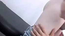 辣校妞真会吸鸡巴，直到射满嘴，下课后。她是高手！