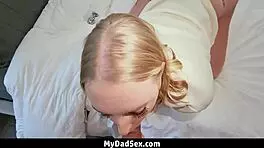 继父帮女孩拔出卡在紧屁眼的肛塞