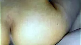 La madrastra estaba tan caliente que no pudo resistirse cuando su hijastrastro la sedujo y juntos experimentaron una pasi�n prohibida y deliciosa