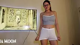 POV 游戏妹子在可爱场景中给油手手