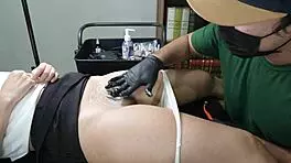 Tattoo artist seduces client, bangs her with creampie 🔥