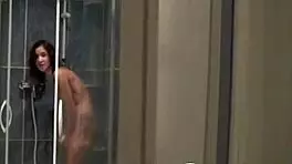 18+少女在淋浴中摩擦