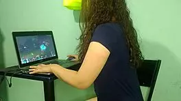 mi amigo me folla mientras juego league of legends, no esperó a terminar