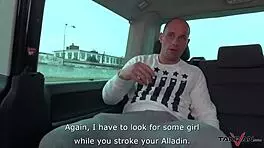 喷水棕发美女被陌生人捡起面包车生猛性交