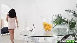 宝贝，把那大鸡巴掏出来，在床上好好撸他